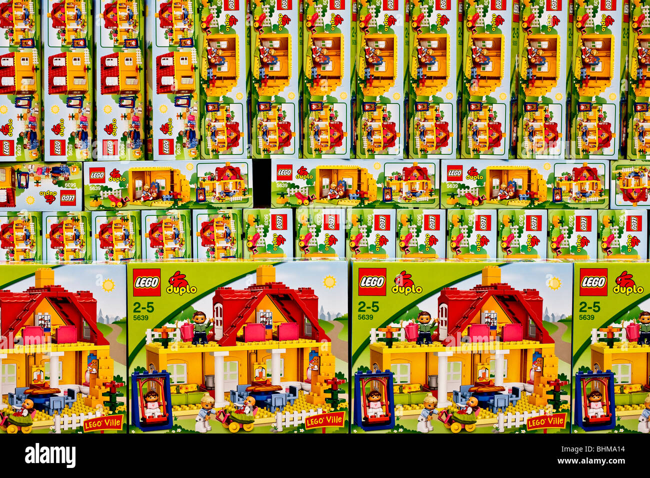 Wand von Kisten mit Lego Spielzeug Stockfoto