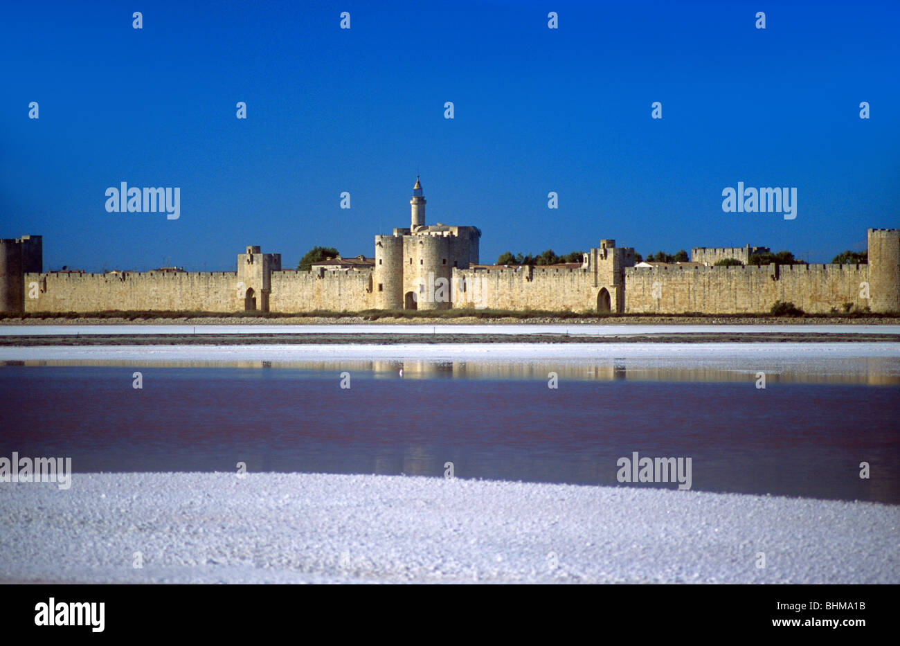 Porte de la Marine (13.) und mittelalterliche Meeresmauern, Stadt oder Stadtmauern spiegeln