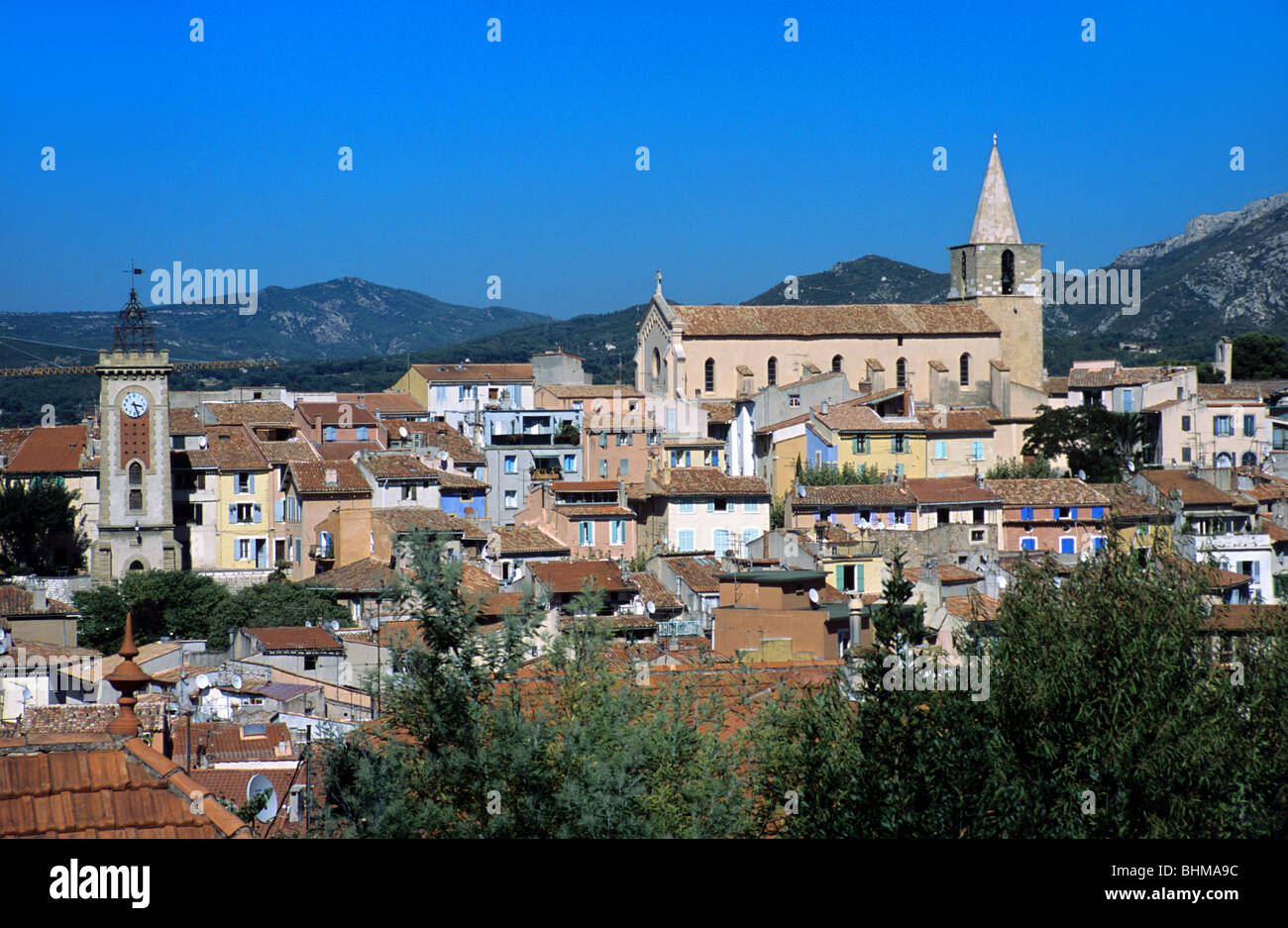 Altstadt, Stadtbild, Skyline & Kirche von Aubagne (Geburtsort von Marcel Pagnol), Bouches-du-Rhône, Provence, Frankreich Stockfoto