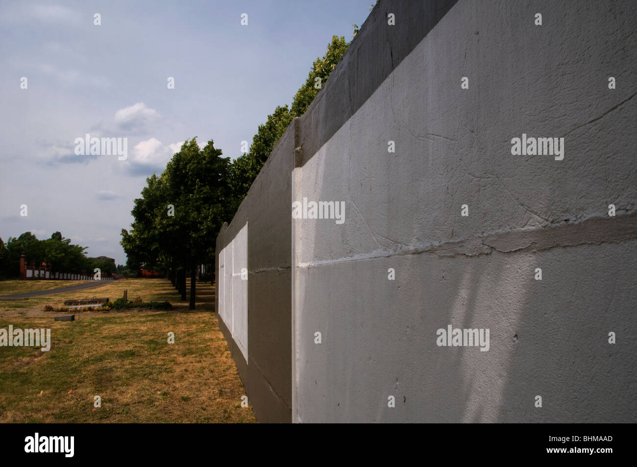 Ein Teil des verbleibenden Abschnitts der Berliner Mauer, der die Stadt teilte, befindet sich auf dem Friedhof Invaliden friedhof im Tiergarten. Berlin, Deutschland Stockfoto