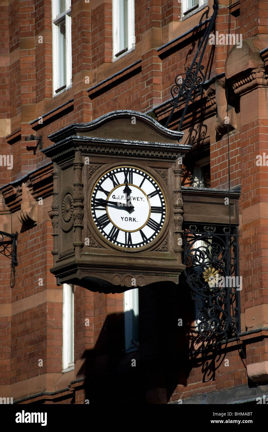 Antike Uhr auf der Seite ein Gebäude im Stadtzentrum von York UK Februar 2010 Stockfoto