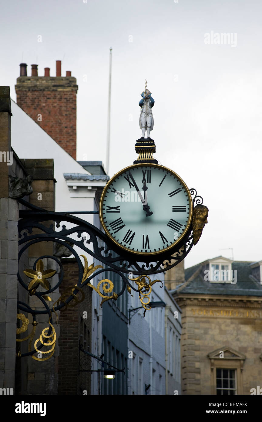Antike Uhr auf der Seite ein Gebäude im Stadtzentrum von York UK Februar 2010 Stockfoto