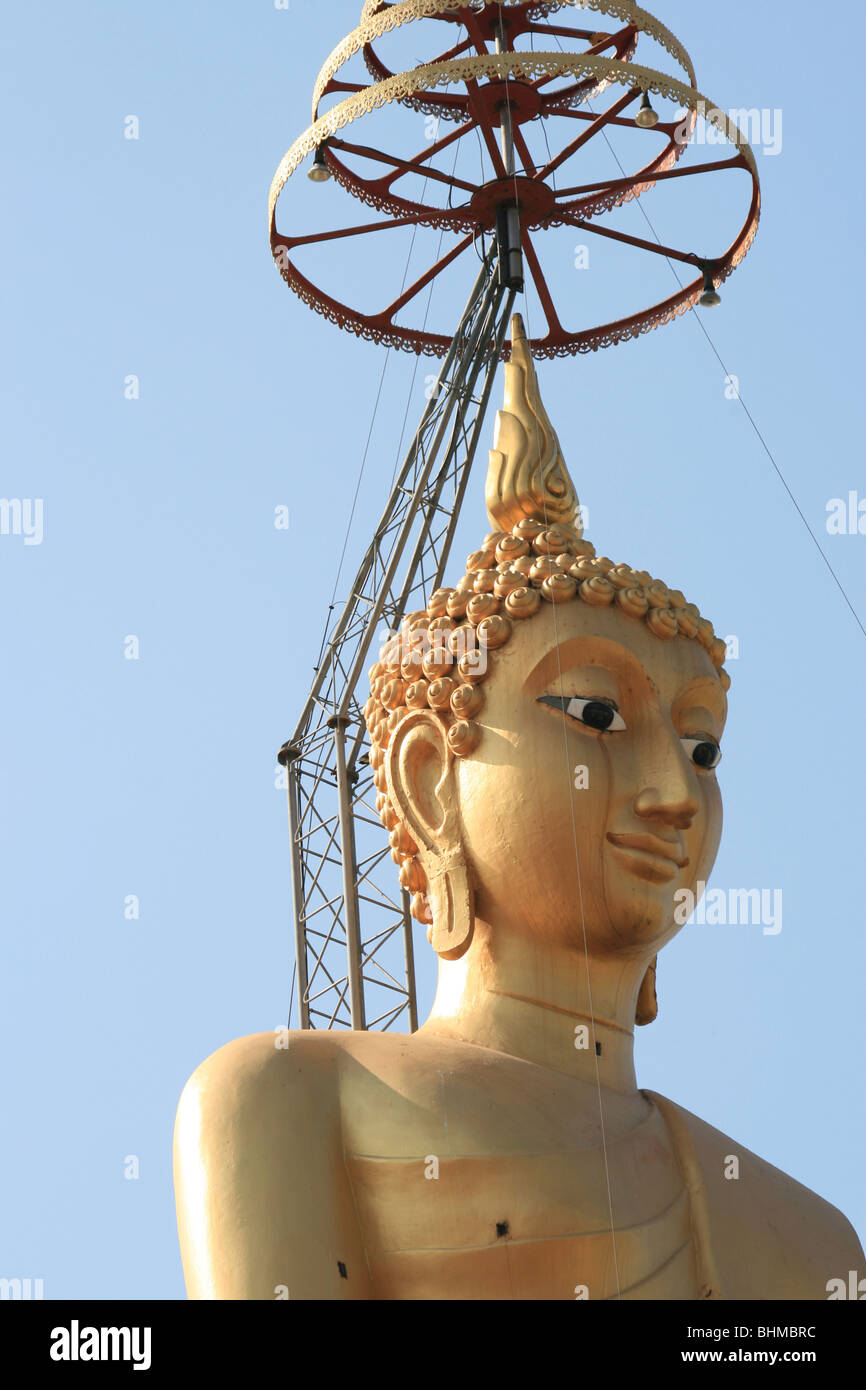 Groß Gold Buddha-Statue gegen blauen Himmel, Bangkok, Thailand. Stockfoto