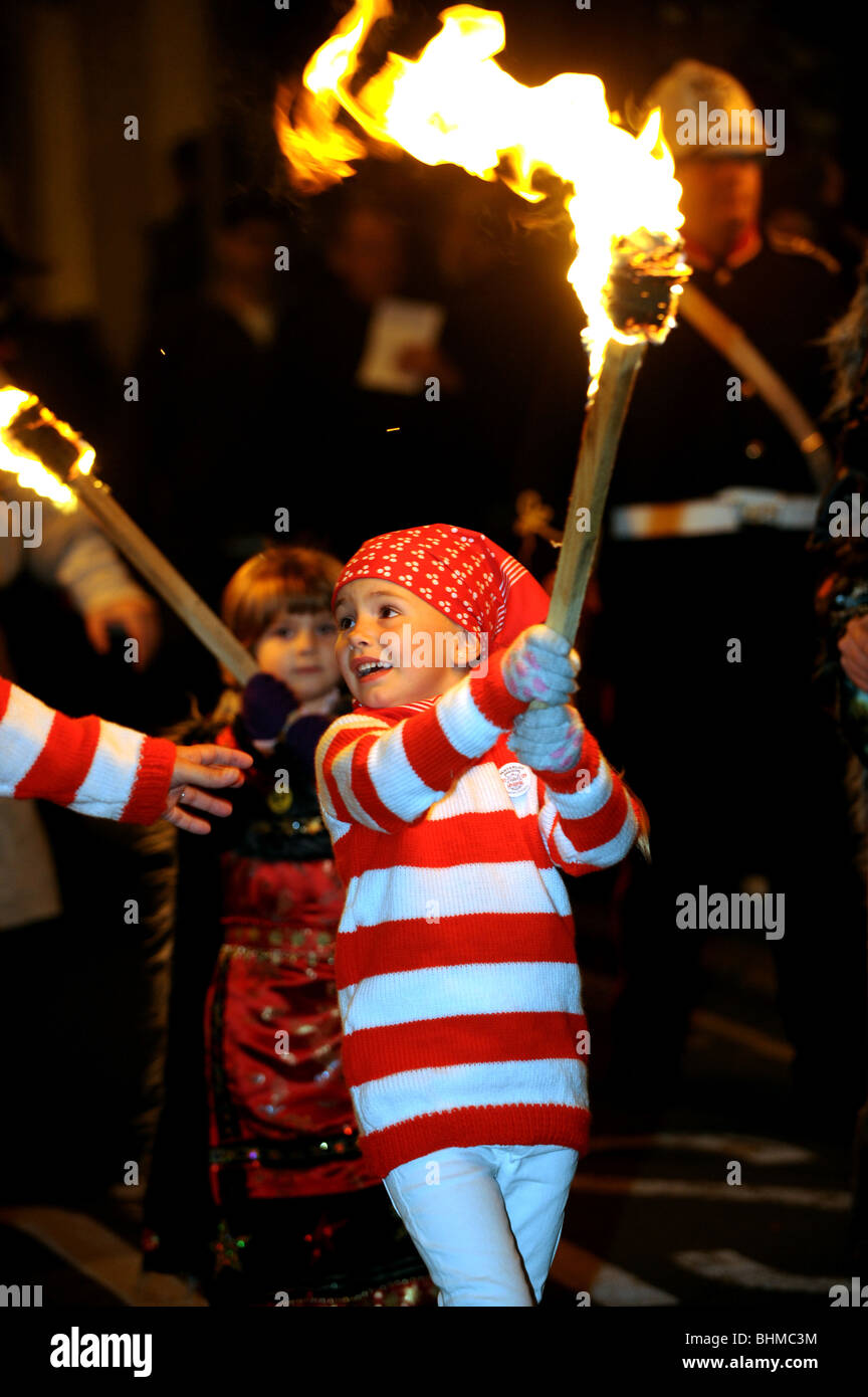 Lewes Bonfire Night feiern ein kleines Kind hält eine brennende Fackel an der Parade teilnehmen Stockfoto