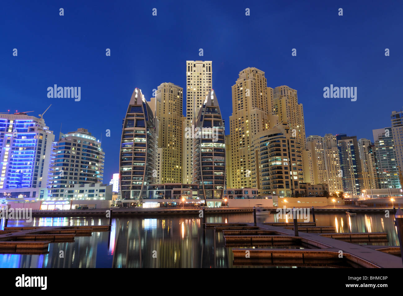 Dubai Marina in der Abenddämmerung. Vereinigte Arabische Emirate Stockfoto