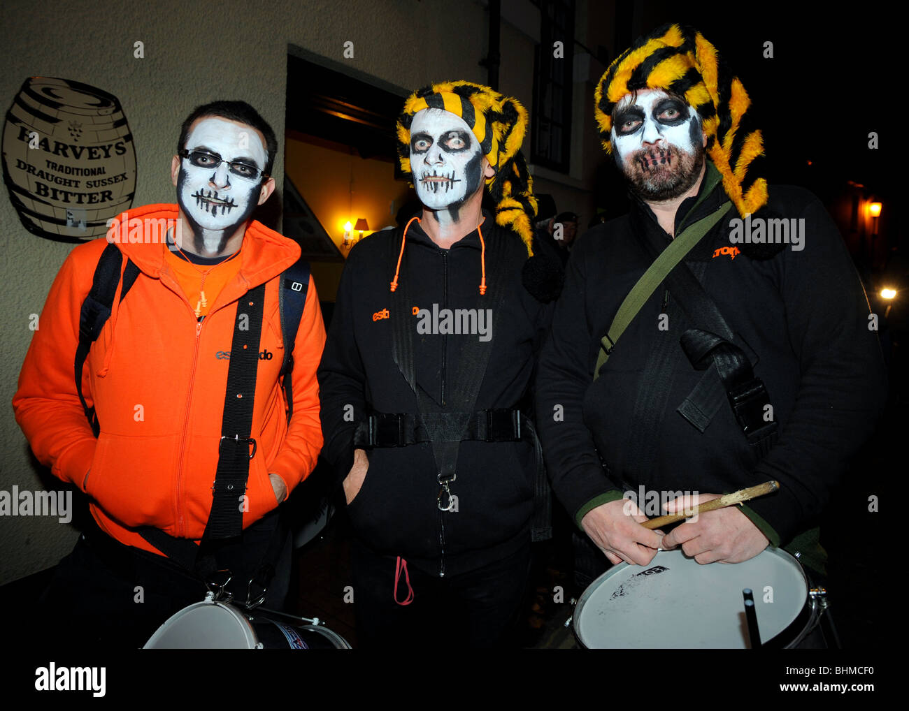 Lewes Bonfire Night feiern Männer verkleidet, die an der Parade teilnehmen werde Stockfoto