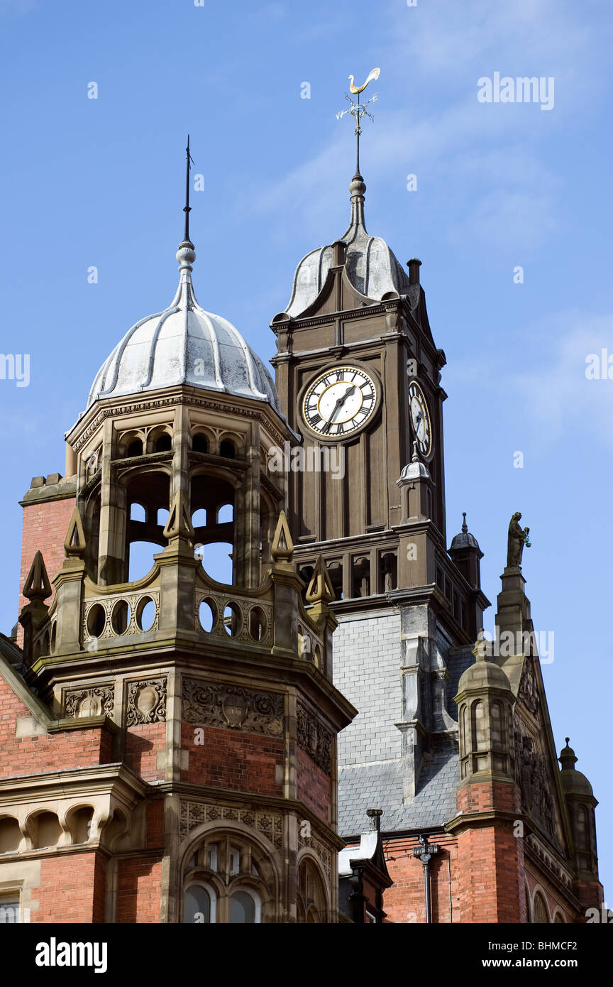 Detail des Turmes und der Uhrturm auf dem Magistrates court York North Yorkshire UK Stockfoto