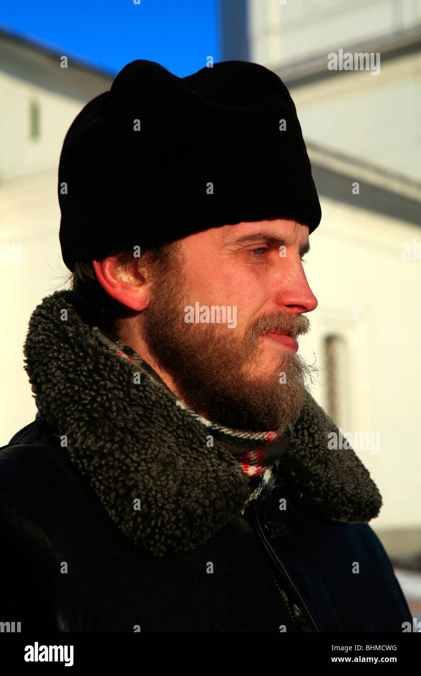 Östliche orthodoxe Priester im Bobrenev Kloster in Kolomna, Russland Stockfoto