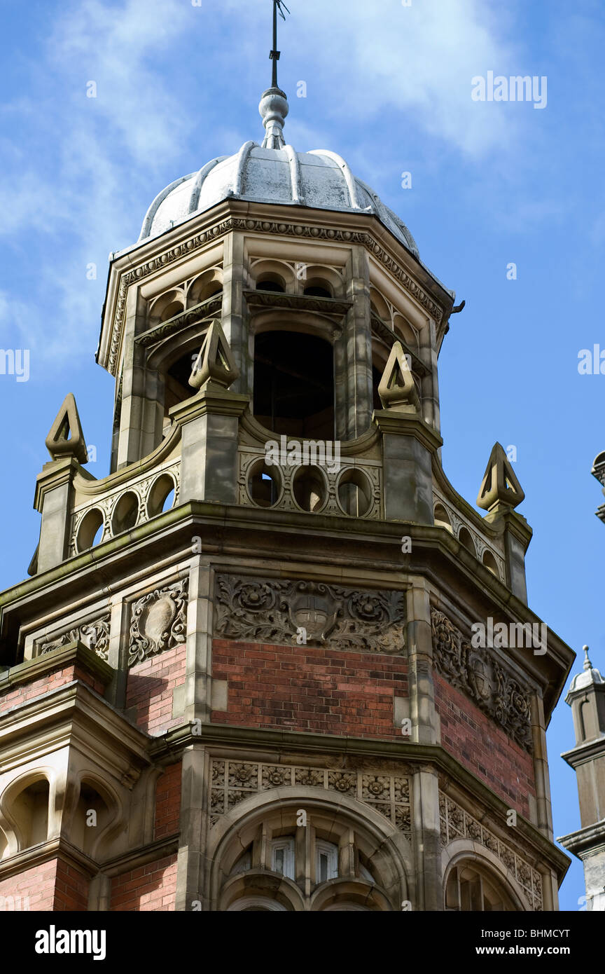 Detail des Turmes und der Uhrturm auf dem Magistrates court York North Yorkshire UK Stockfoto