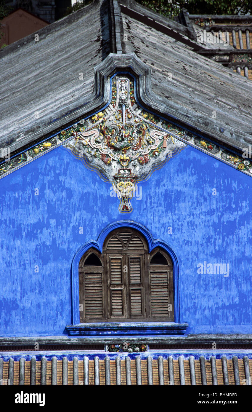 Blaue Fassade und Fenster mit Chinoiserie Details von Cheong Fatt Tze Mansion (1870) oder Straits Chinese Peranakan House, Georgetown, Penang, Malaysia Stockfoto
