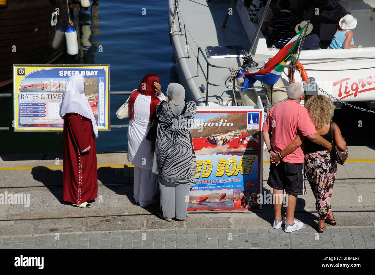 Touristen warten, um eine Fahrt mit Boot in Cape Town, South Africa Stockfoto