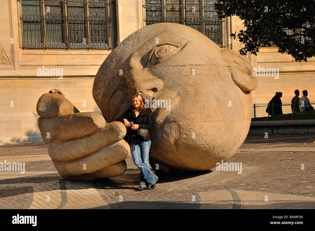 Skulptur l'Ecoute von Henri de Miller, stehen außerhalb St. Eustache Kirche, in der Nähe von Les Halles, Paris, Frankreich Stockfoto