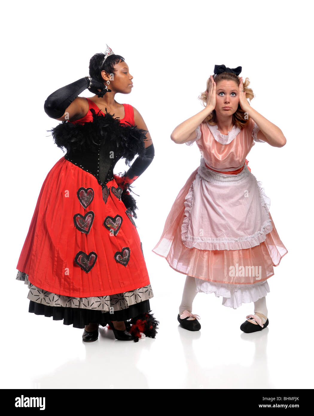 Zwei Frauen während der Theateraufführung isoliert auf weiß Stockfoto