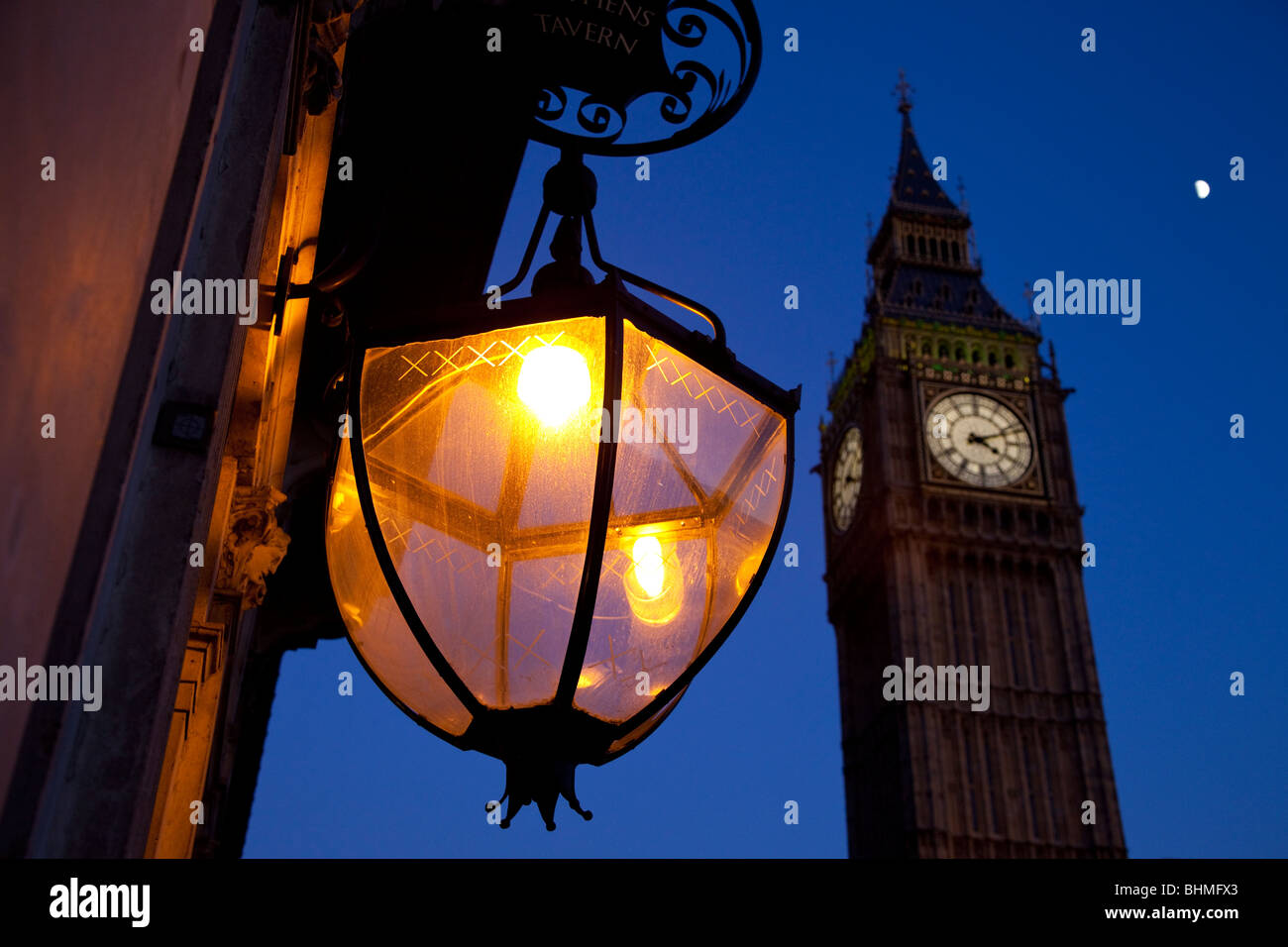 Big Ben am unter Abend Mond Stockfoto