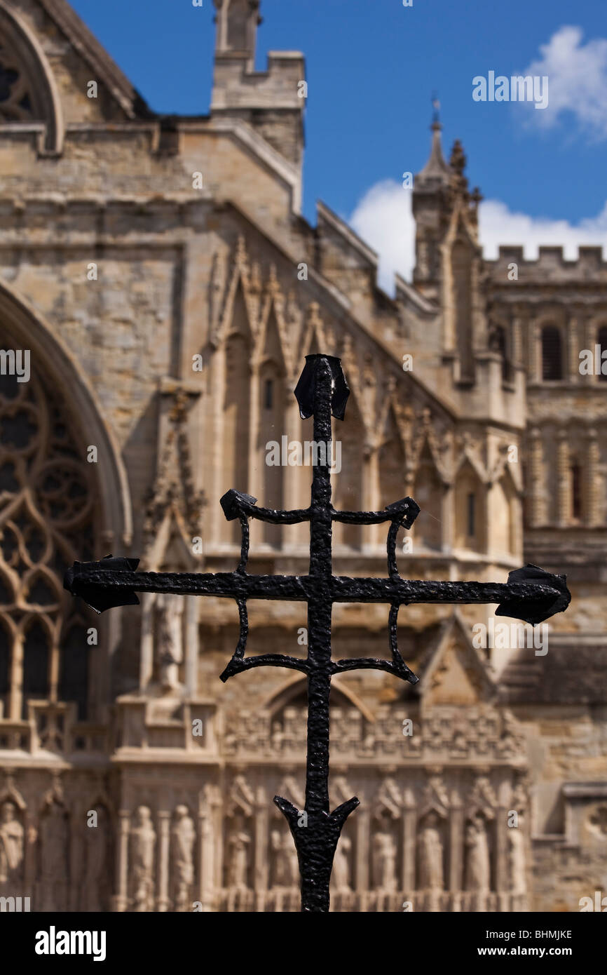 Eisen-Kreuz vor der Kathedrale, Exeter, Devon, England Stockfoto