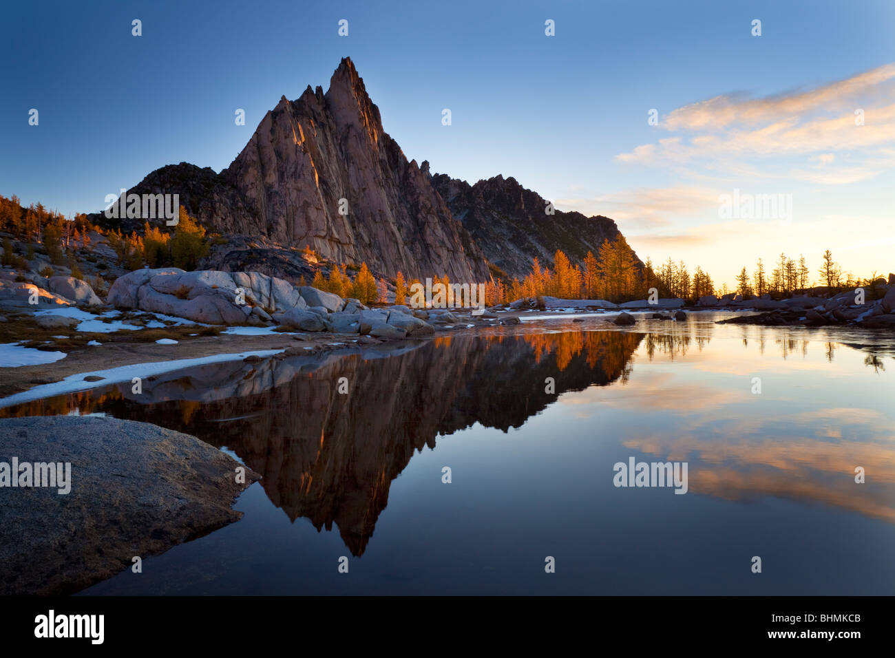 Sonnenaufgang am Gnome Tarn in der Wildnis Verzauberungen Seen Stockfoto