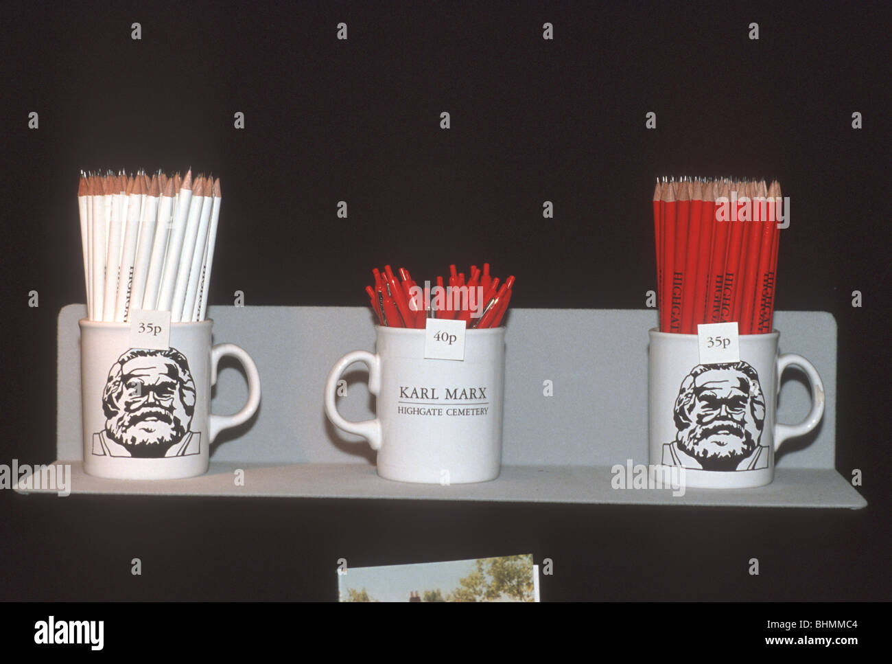 UK-KARL-MARX-SOUVENIRS AM HIGHGATE CEMETERY IN LONDON Stockfoto