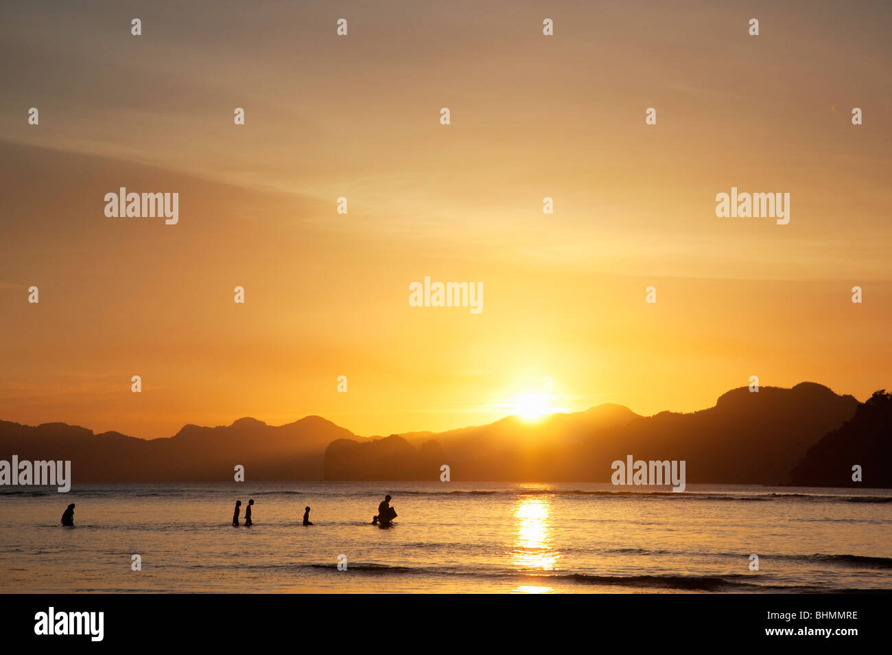 Menschen zu Fuß auf das Meer bei Sonnenuntergang; El Nido; Bacuit Bay; Palawan; Philippinen. Stockfoto