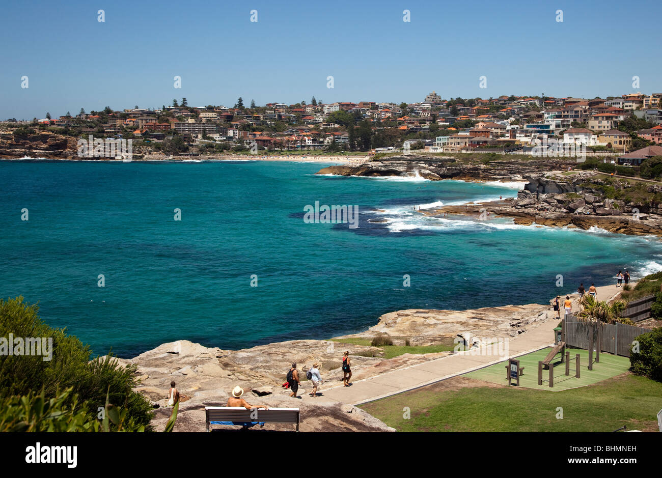 Locken Sie Sydney, Australien östlichen Strände Tamarama und Bronte viele Touristen und Besucher gleichermaßen an den Goldstrand. Stockfoto