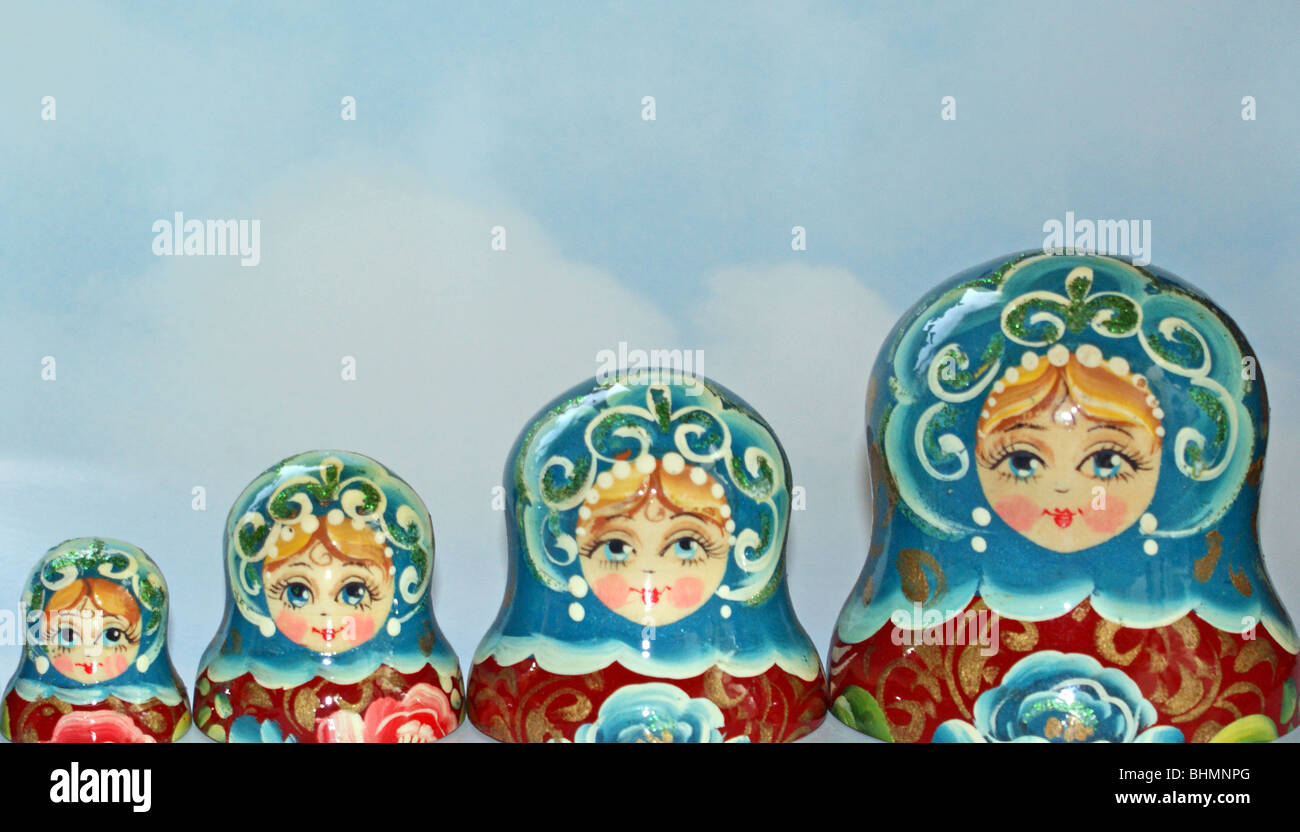 4 russische Nesting Dolls Top Hälfte blau und rot mit Grün Glitter Stockfoto