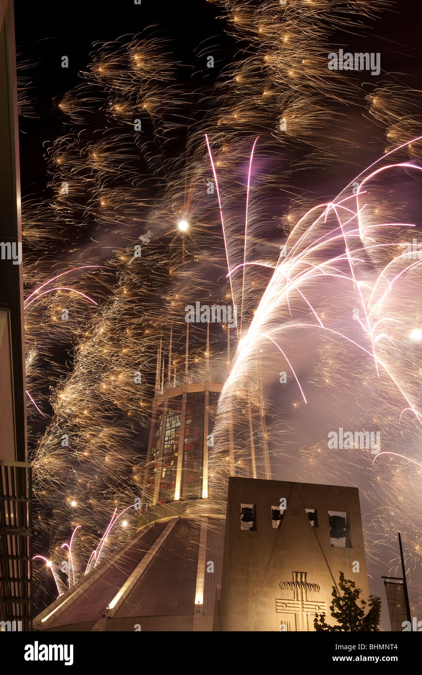 Liverpool Metropolitan Kathedrale von Christ der König mit Feuerwerk Feiern in der Nacht Stockfoto