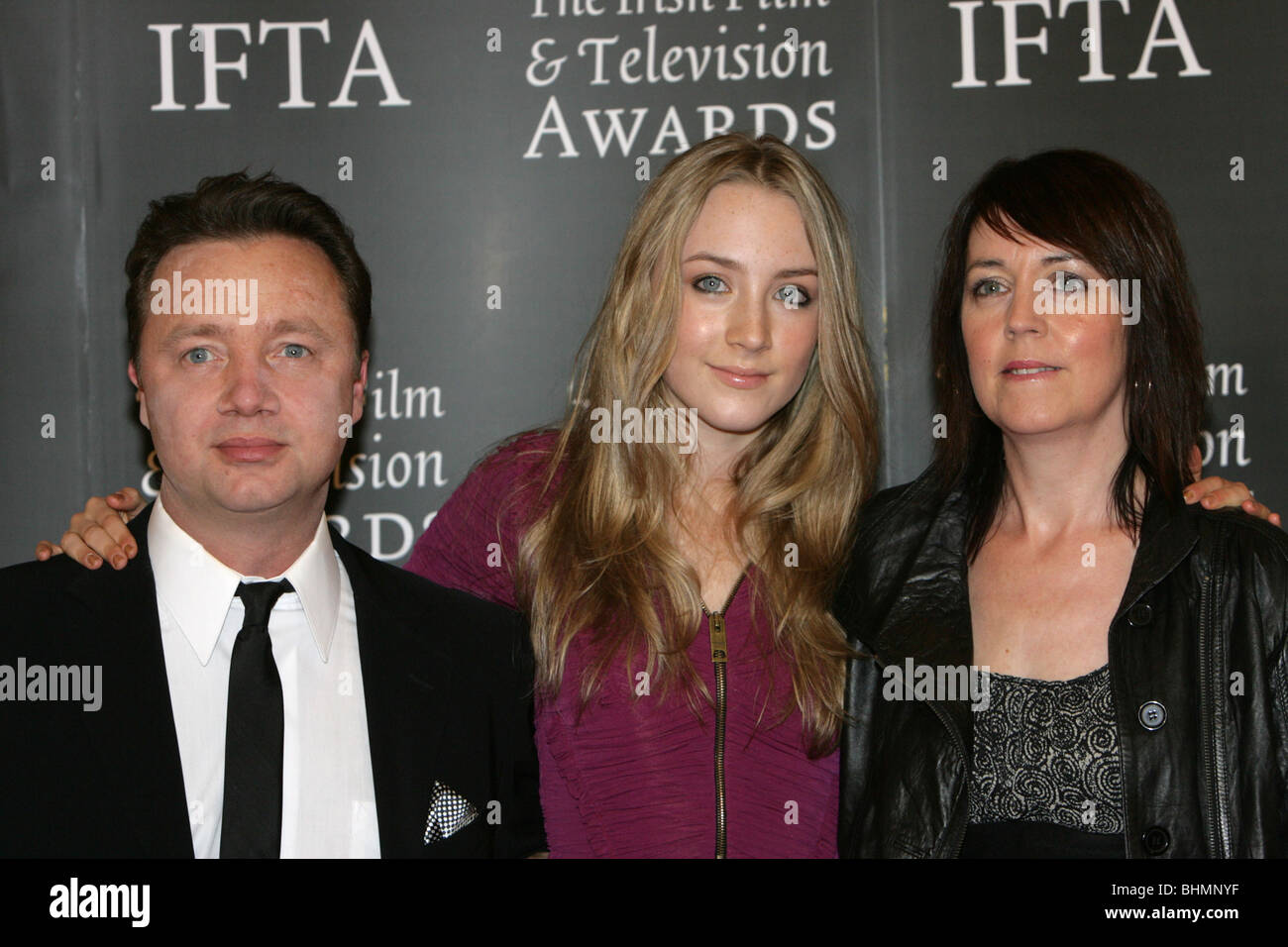 Paul Ronan (Vater), irische Schauspielerin Saoirse Ronan und Monica Ronan (Mutter) bei der 7. jährlichen Irish Film und Television Awards Stockfoto