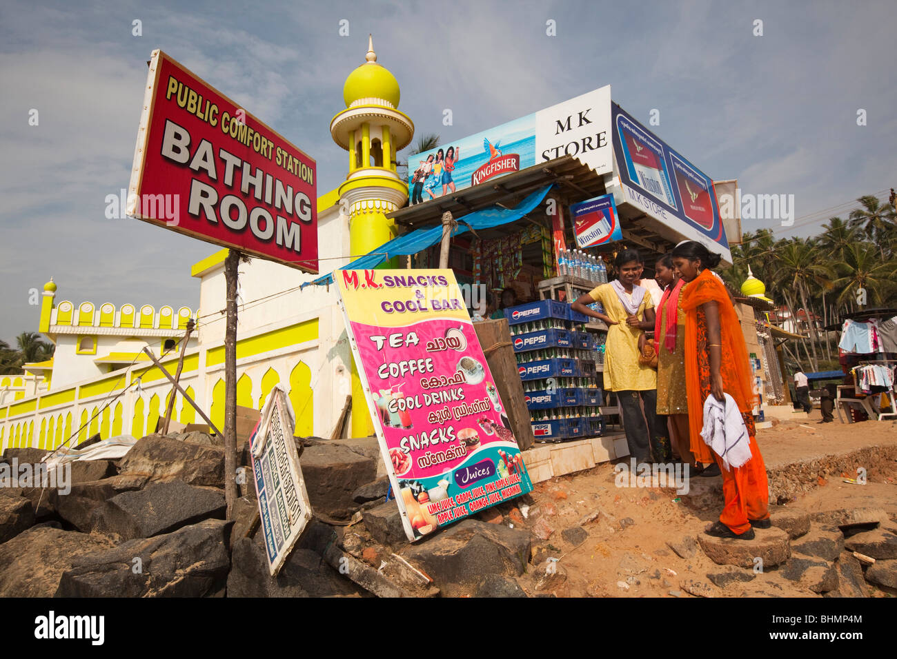 Indien, Kerala, Kovalam, Samudra Beach, indische Touristen an Snack-Bar und öffentliche Komfort-station Stockfoto