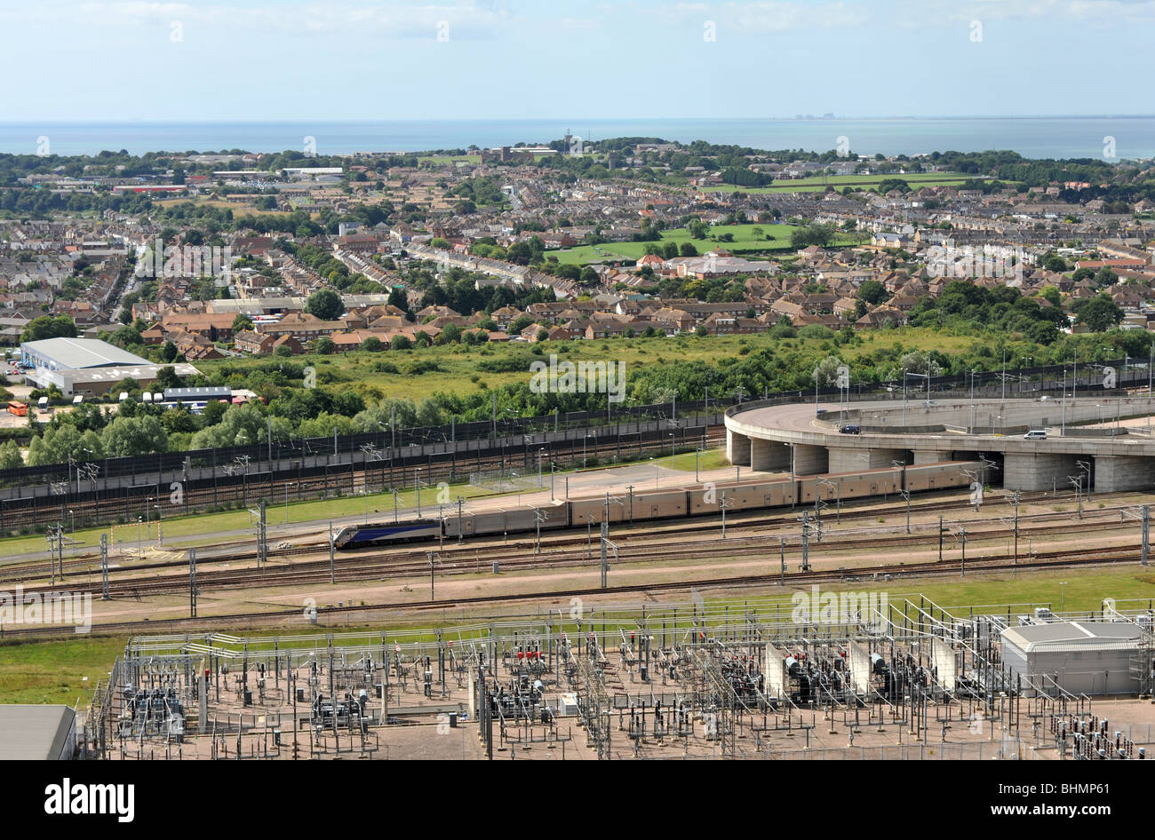 Bild von einem Channel Tunnel Zug verlassen die Folkestone terminal auf dem Weg nach Calais in Frankreich. Stockfoto