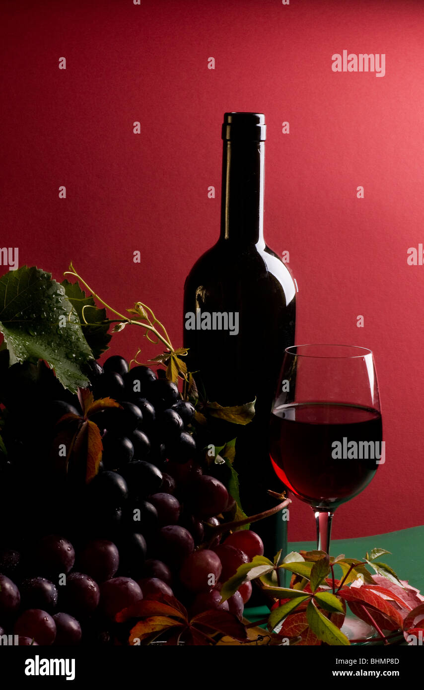 Stillleben mit mehrfarbigen Trauben und Rotweingläser Stockfoto
