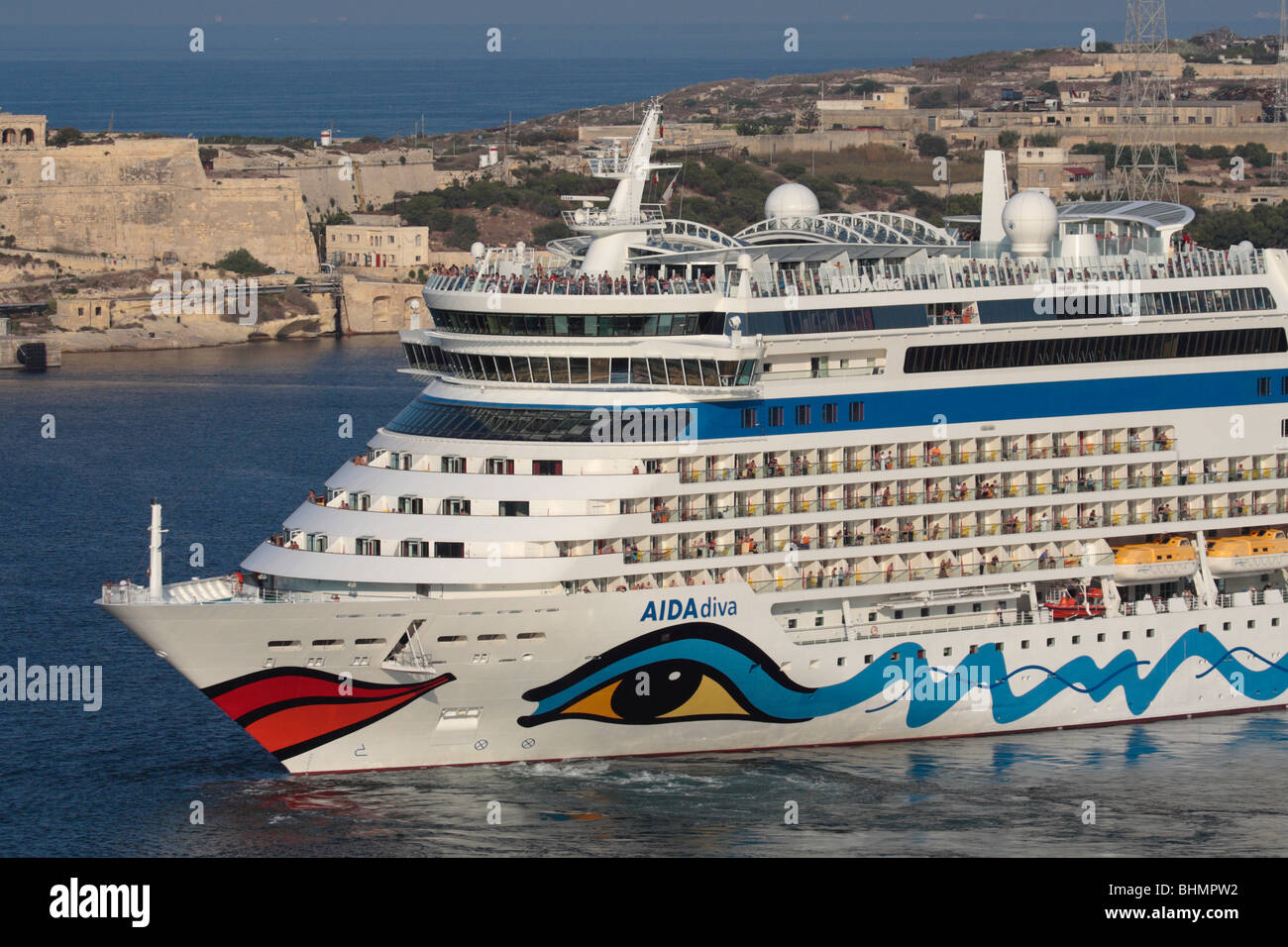 Das Kreuzfahrtschiff aidadiva im Grand Malta's Hafen Stockfoto