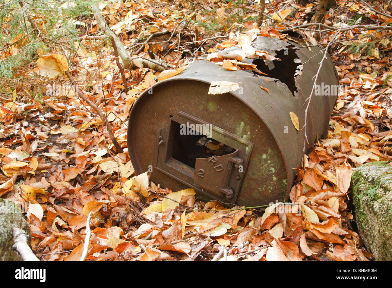 Reste eines 55 gallon drum Holz Herd bei "Lucy Mühle" zusammen Nancy Teich Trail in den White Mountains, New Hampshire. Stockfoto