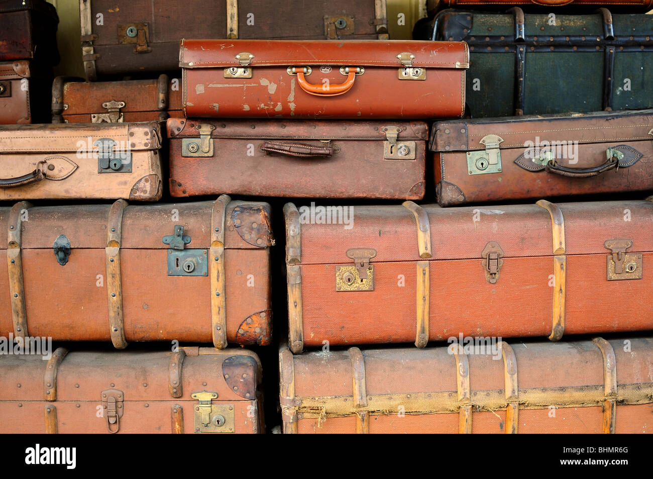Alte Koffer am Bahnhof Stockfoto
