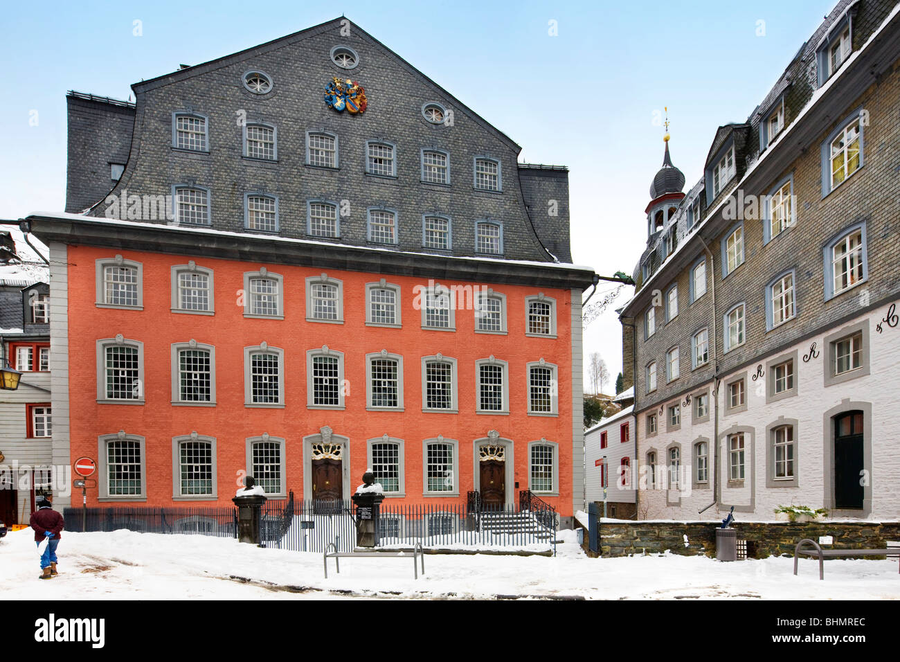 Historisches Haus im Zentrum von Monschau im Schnee im Winter, Eifel, Nordrhein-Westfalen, Deutschland Stockfoto