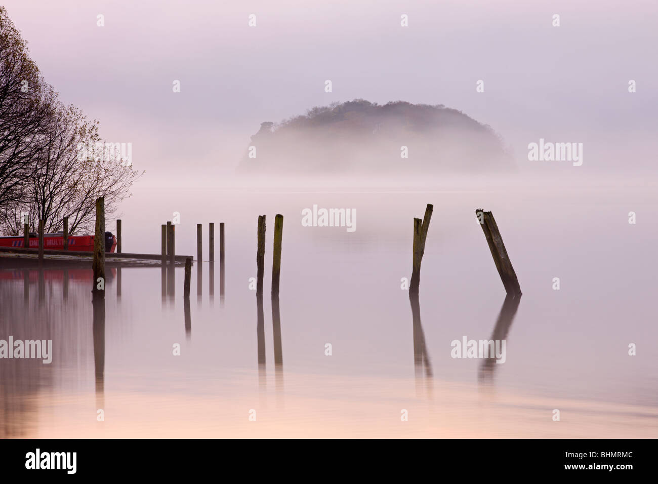 Nebligen Morgen am Ufer des Derwent Water, Nationalpark Lake District, Cumbria, England, UK. Herbst (November) 2009 Stockfoto