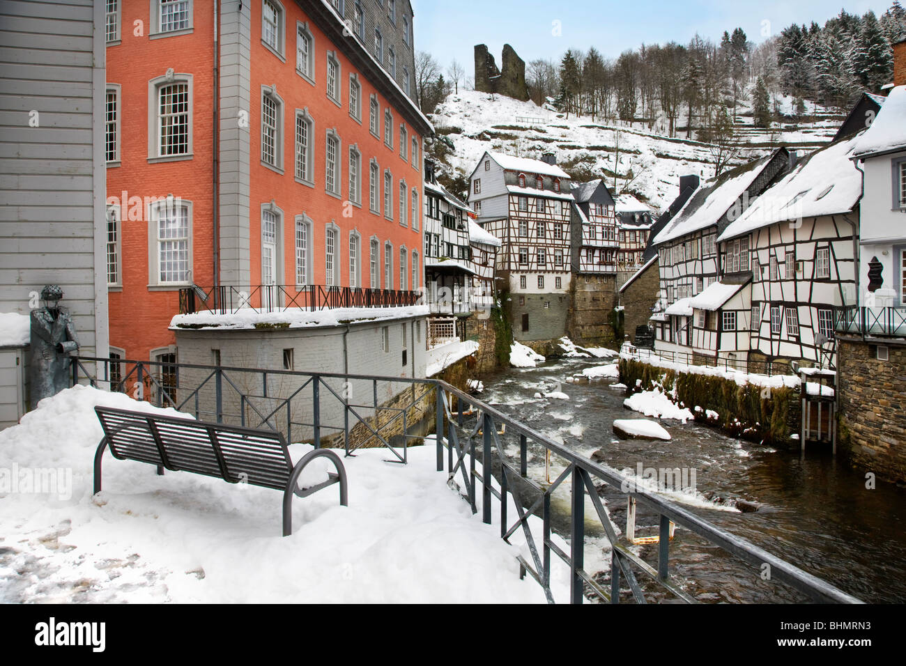 Historische Fachwerkhäuser entlang der Rur in Monschau im Schnee im Winter, Eifel, Nordrhein-Westfalen, Deutschland Stockfoto