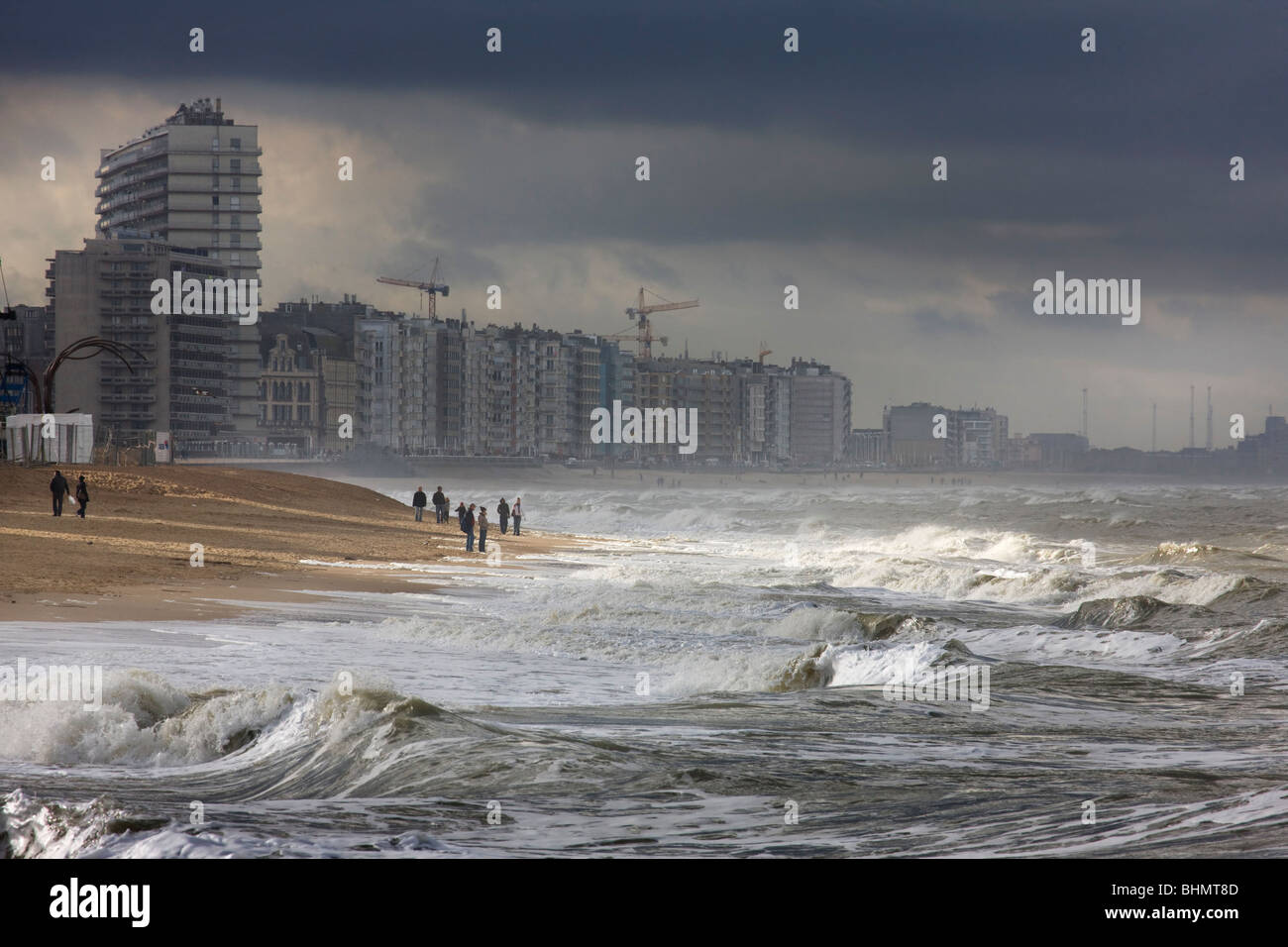 Block von Wohnungen und Strand im Sturm auf dem Meer, Ostende, Belgien Stockfoto