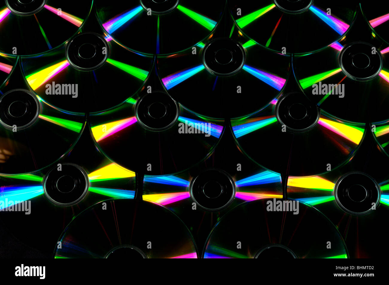 Eine Reihe von Computer-CDs reflektieren bunte Reflexionen Stockfoto
