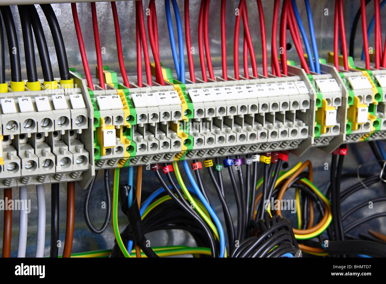 Farbe Kabel in eine Schachtel mit einem Elektrizitätsverteilung Stockfoto