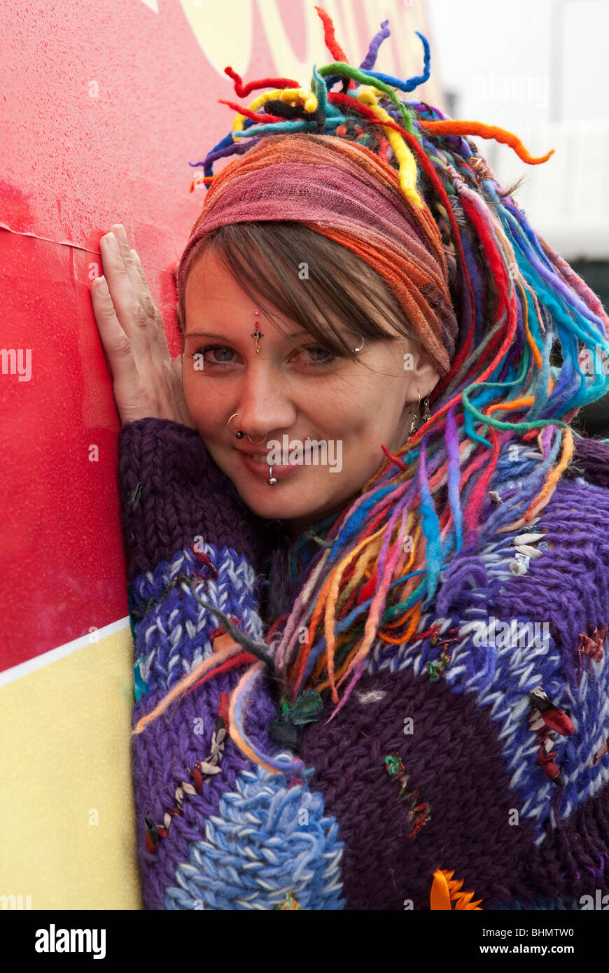Hippie junge Frau mit Multi coloriertes Haar. VOLL-MODELL VERÖFFENTLICHT Stockfoto