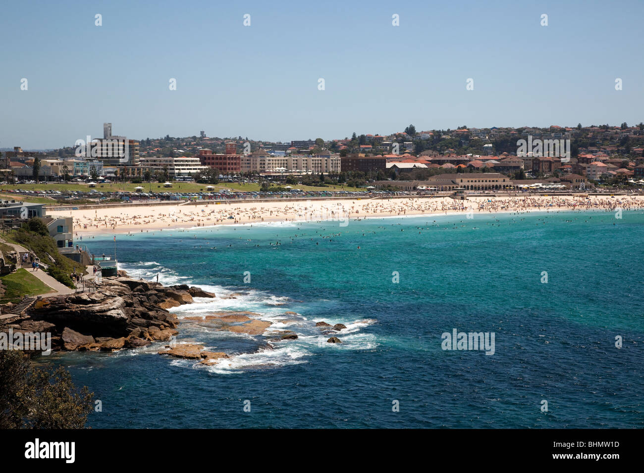 Sydneys berühmten Bondi Beach, einer der berühmten Sehenswürdigkeiten der Stadt zieht Tausende von Besuchern täglich im Sommer Stockfoto