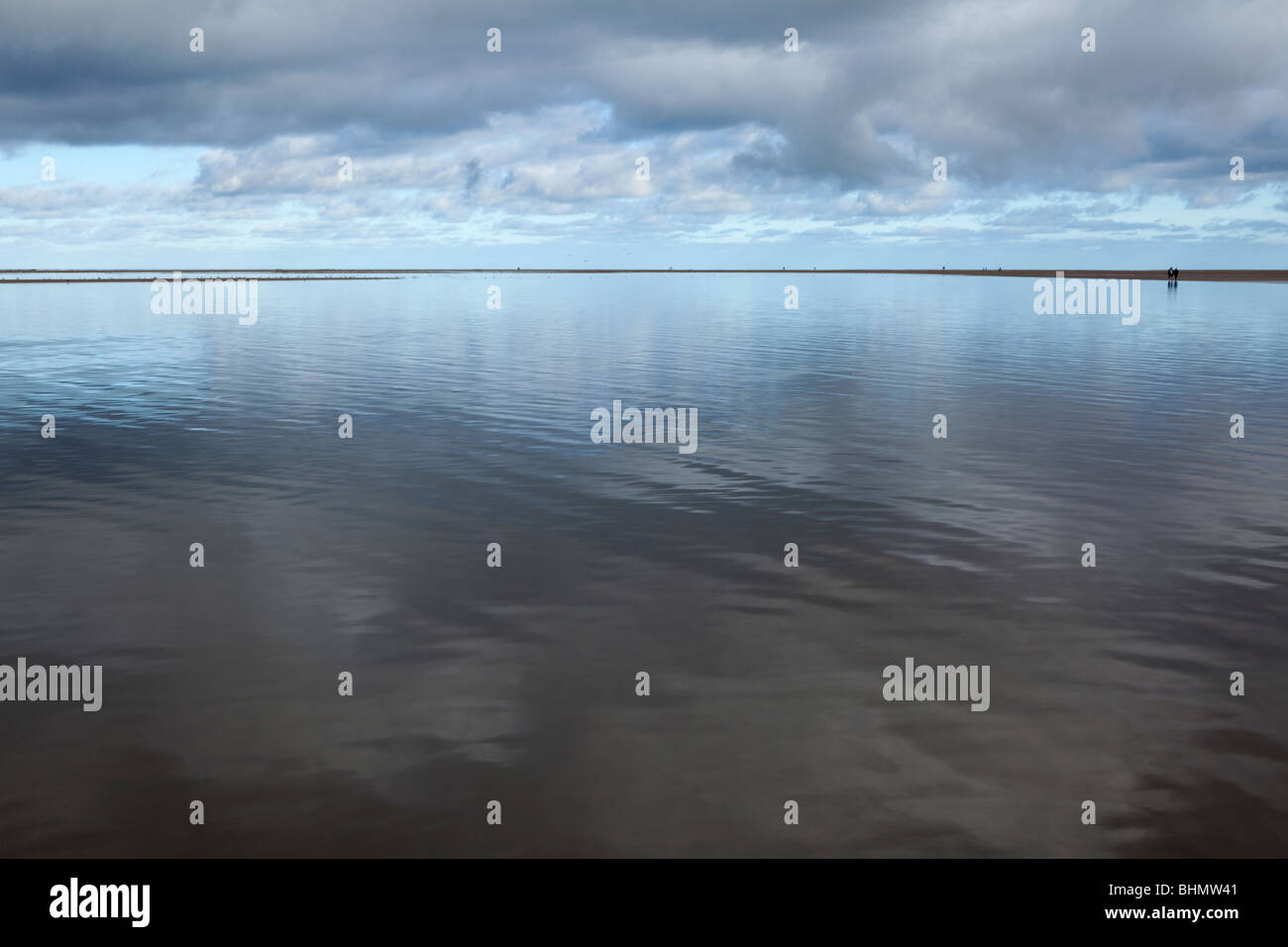 Paare, die durch ruhige Meer Stockfoto