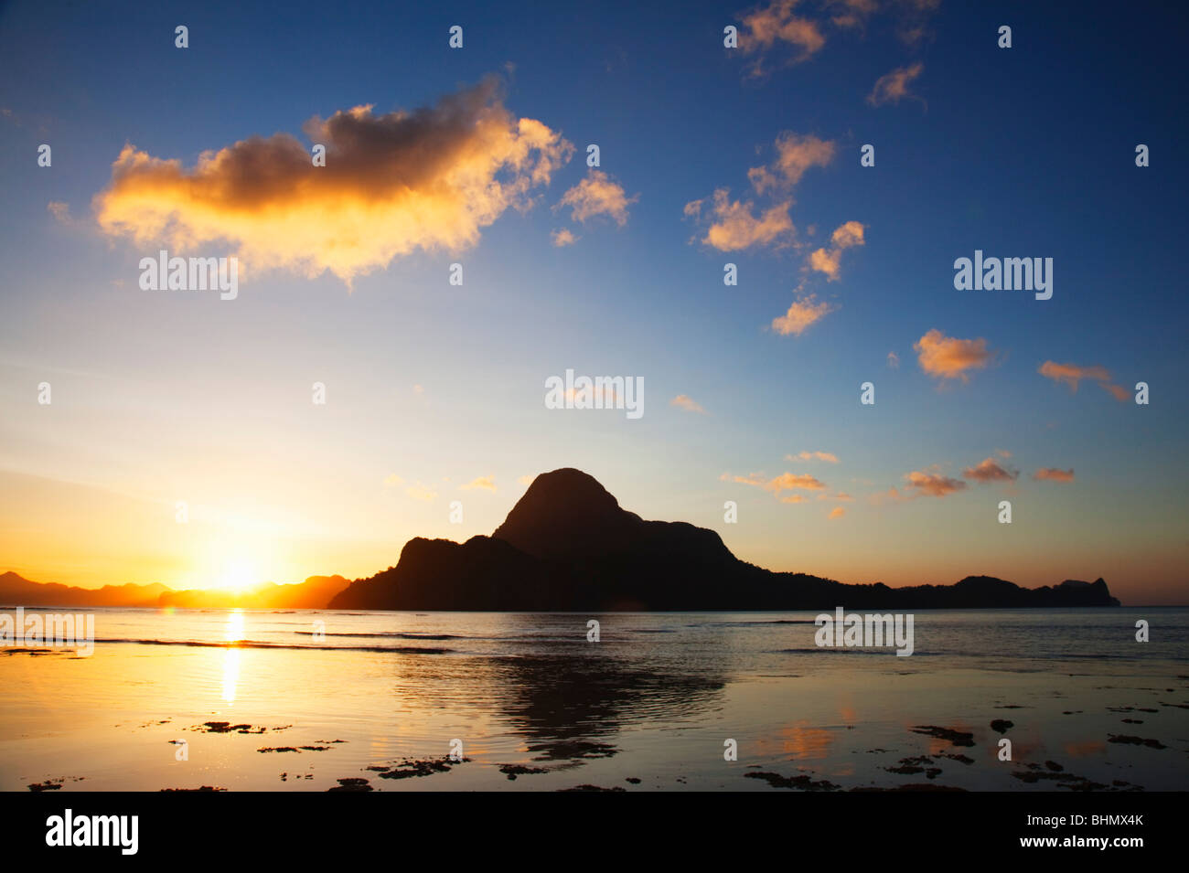 Sonnenuntergang über Cadlao Insel; El Nido; Bacuit Bay; Palawan; Philippinen. Stockfoto
