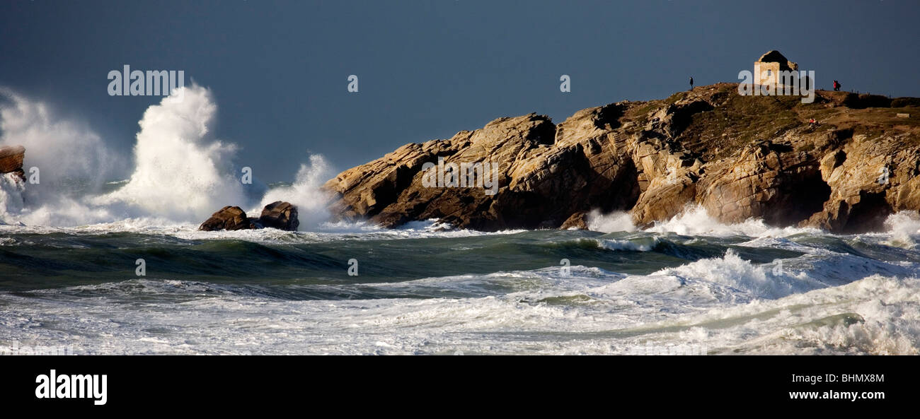 Wellen an der felsigen Küste bei Sturm auf hoher See im Winter, Côte Sauvage, Quiberon, Bretagne, Frankreich Stockfoto
