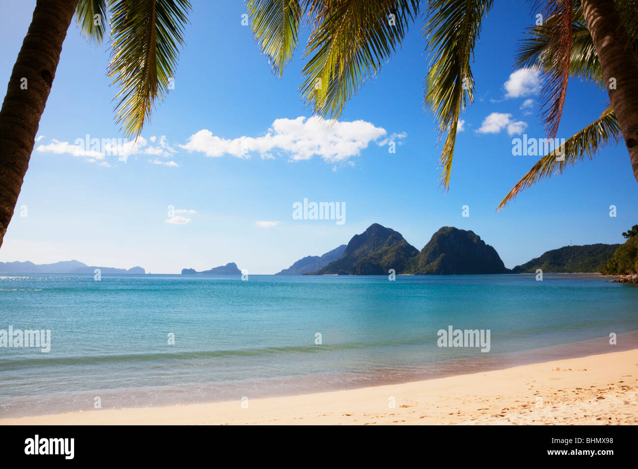 Blick durch Palmen, Strand, Meer und Inseln; Las Reetdächern; El Nido; Bacuit Archipels; Palawan; Philippinen Stockfoto