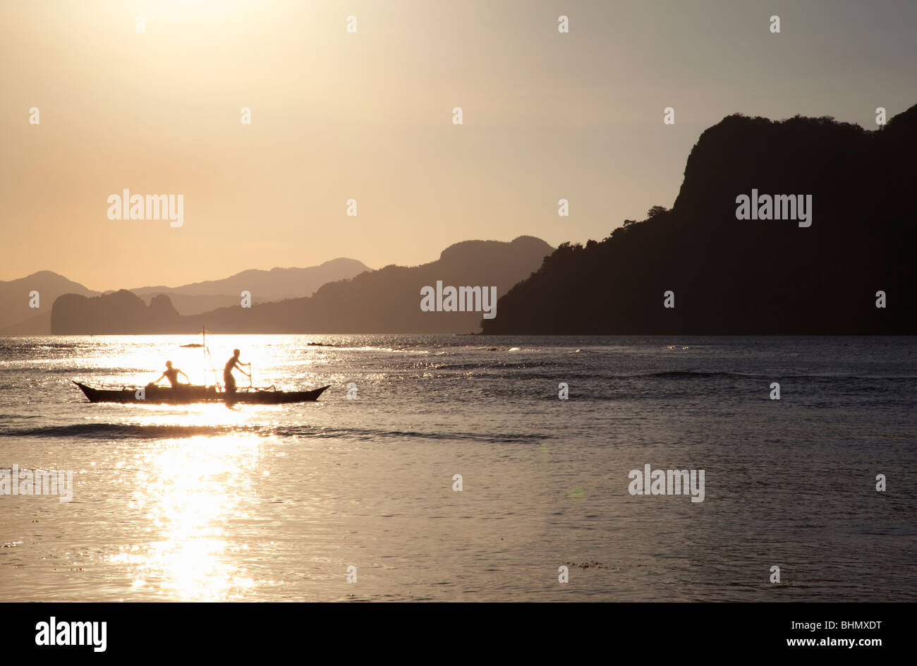 Silhouette Fischer in Banca Boot; El Nido; Bacuit Bay; Palawan; Philippinen Stockfoto