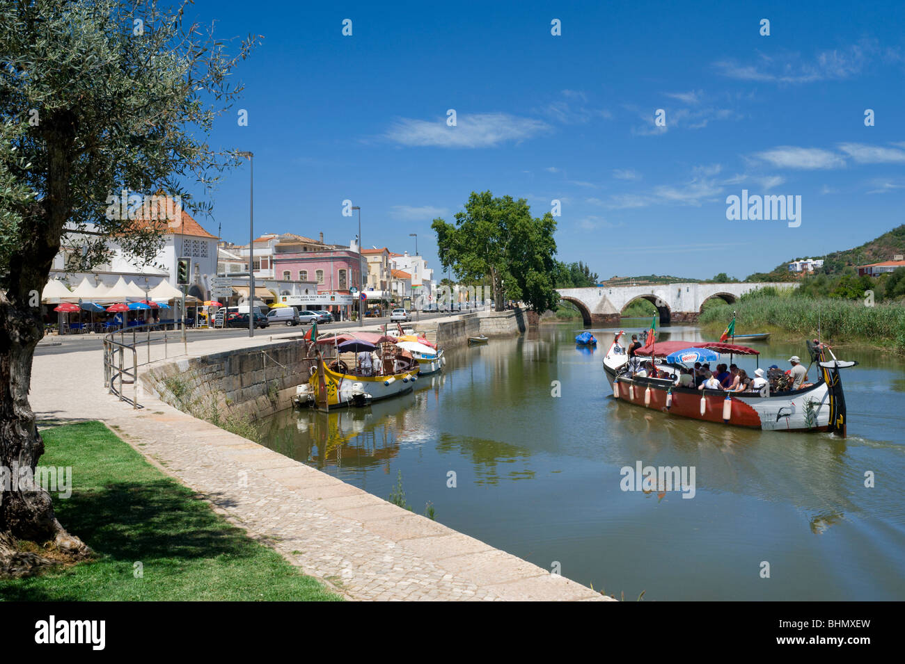 Portugal, Algarve, Silves, Ausflugsschiff auf dem Fluss Arade, mit der römischen Brücke Stockfoto