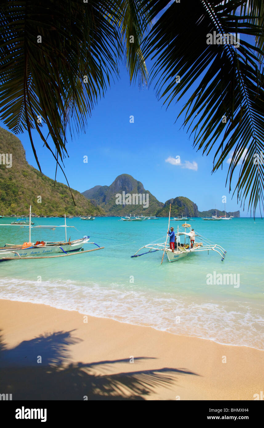 Palmen, Strand, Bancas und Cadlao Insel; El Nido; Bacuit Archipels; Palawan; Philippinen. Stockfoto