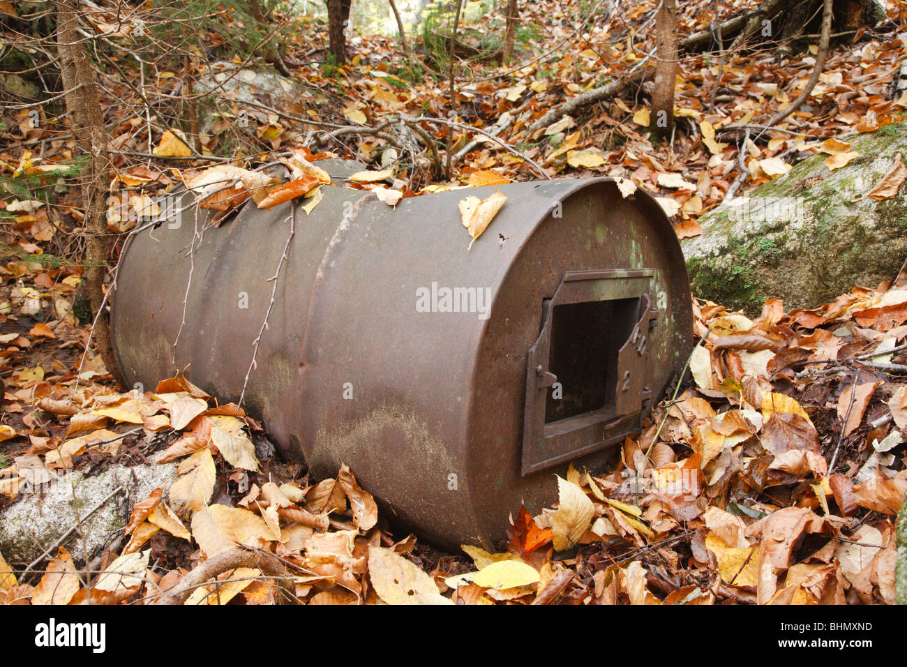 Reste eines 55 gallon drum Holz Herd bei "Lucy Mühle" zusammen Nancy Teich Trail in den White Mountains, New Hampshire. Stockfoto