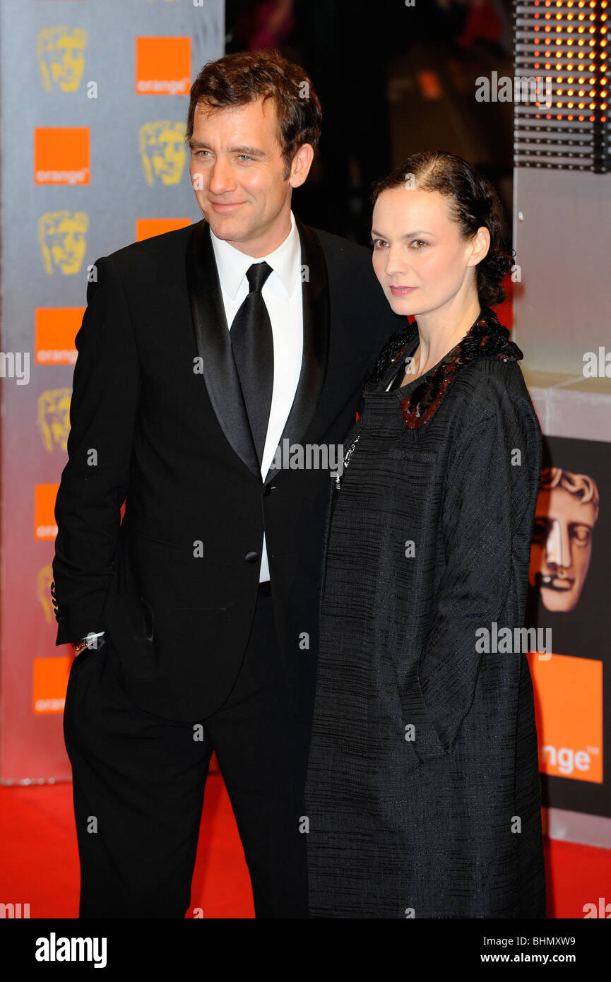 CLIVE OWEN & SARAH-JANE FENTON 2010 ORANGE BRITISH ACADEMY FILM AWARDS ROYAL OPERA HOUSE COVENT GARDEN LONDON ENGLAND 21 Febr Stockfoto