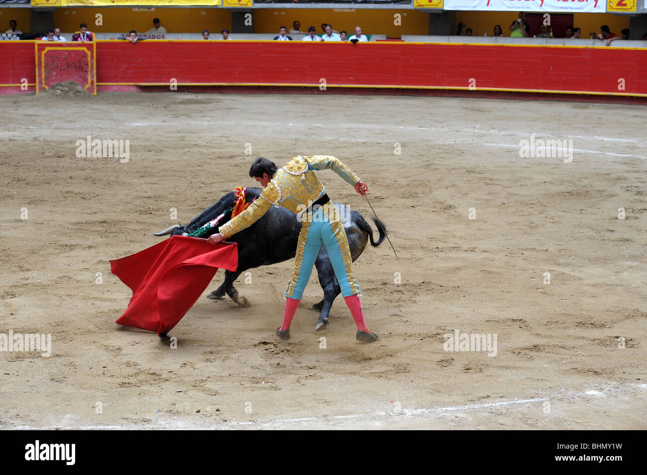 Matador kämpft einen Stier auf einem Stierkampf-Jahrmarkt in Medellin, Kolumbien. Stockfoto